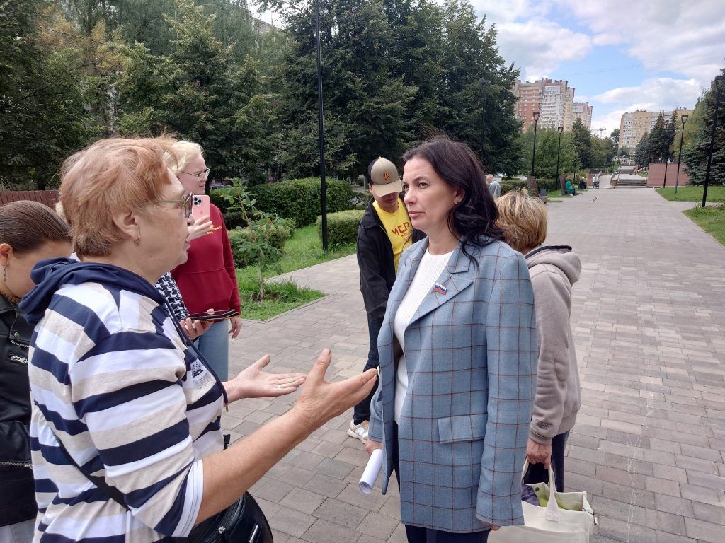 "Справедливая Россия" показала холодильник нижегородца, живущего на МРОТ
