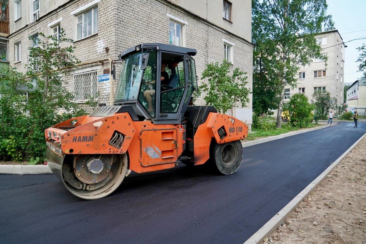 Дворы на ул. Баумана и Заводской ремонтируют после обращения жителей к Юрию Шалабаеву