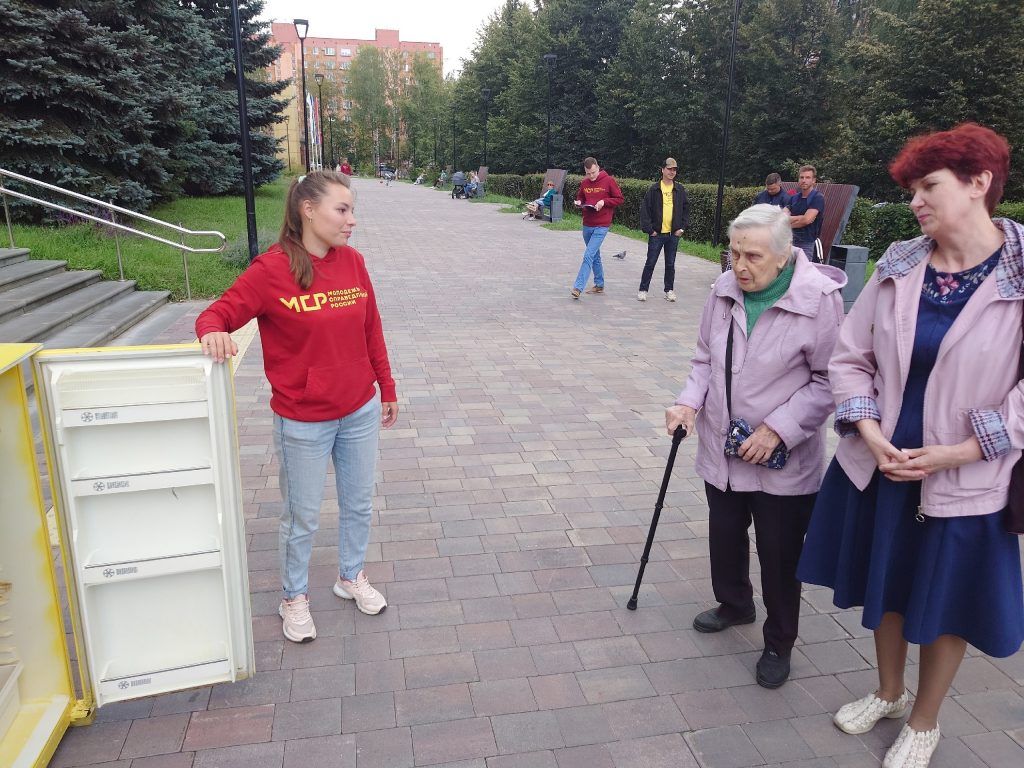 "Справедливая Россия" показала холодильник нижегородца, живущего на МРОТ