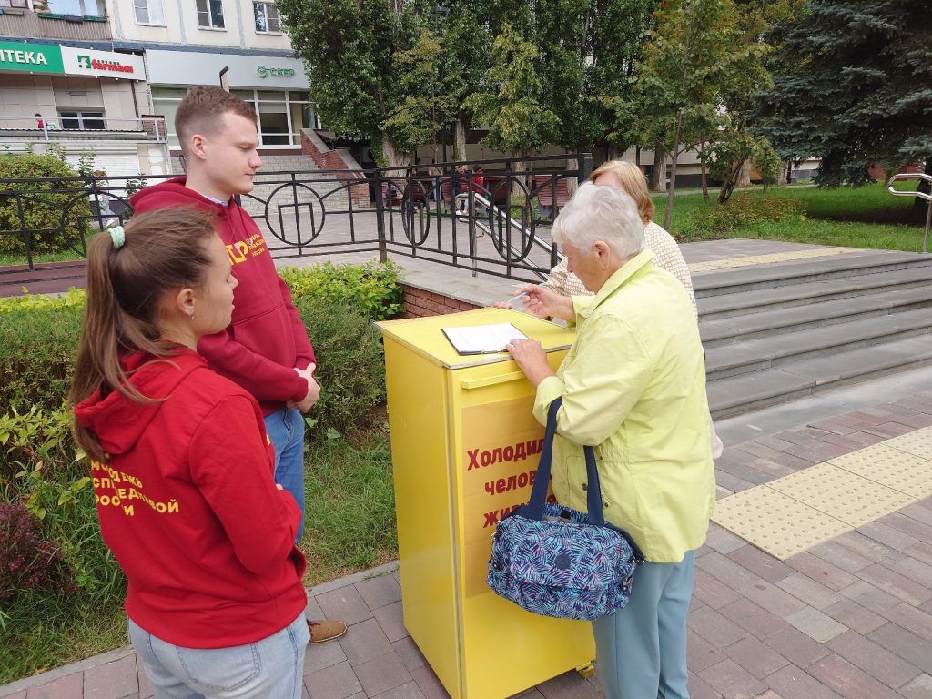 "Справедливая Россия" показала холодильник нижегородца, живущего на МРОТ