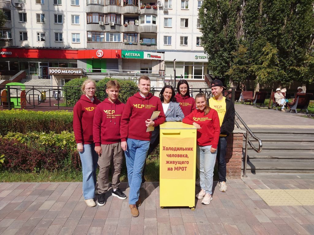 "Справедливая Россия" показала холодильник нижегородца, живущего на МРОТ