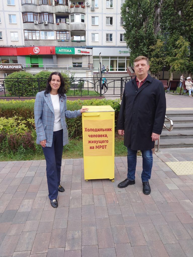 "Справедливая Россия" показала холодильник нижегородца, живущего на МРОТ