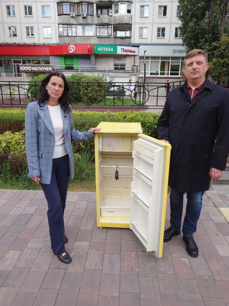 "Справедливая Россия" показала холодильник нижегородца, живущего на МРОТ