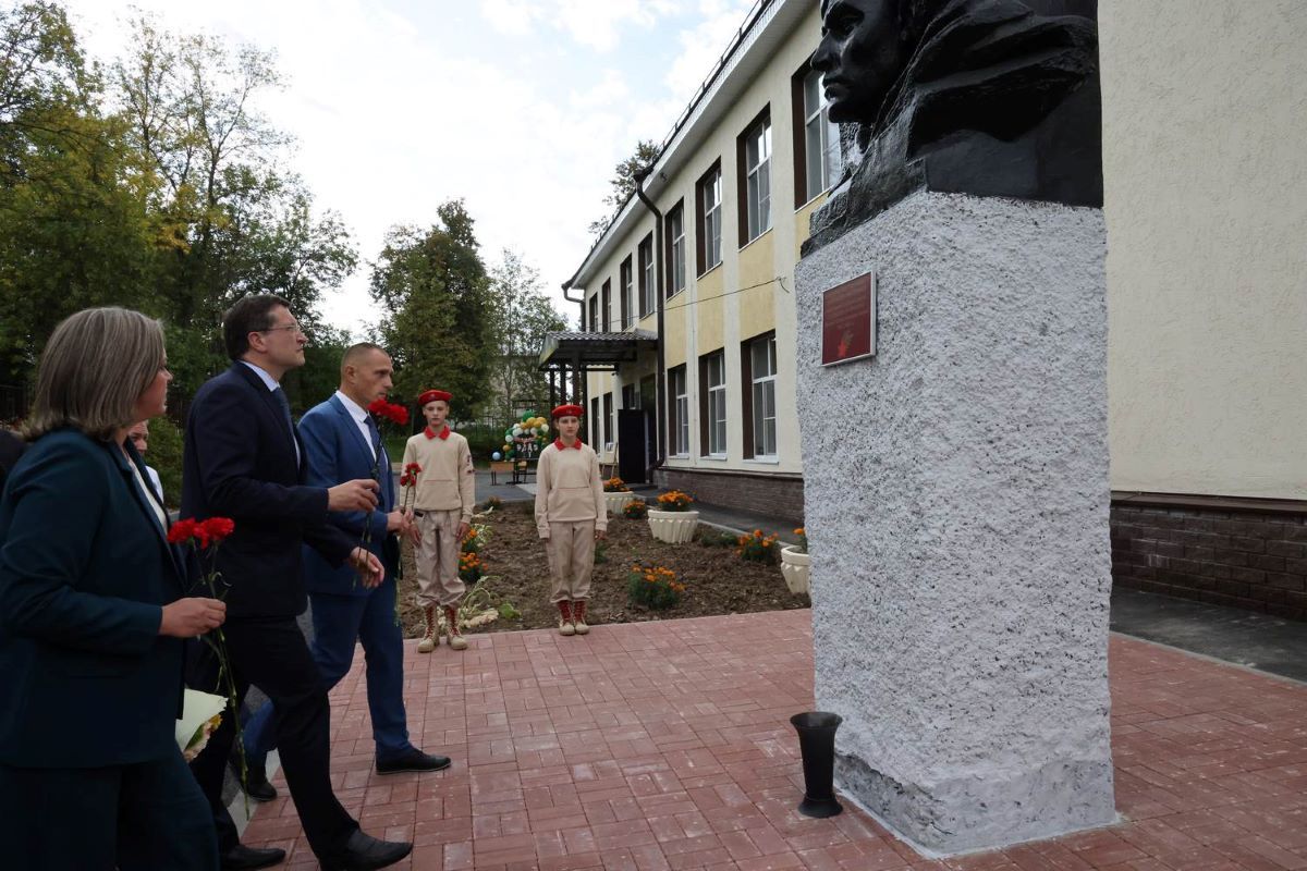 Глеб Никитин торжественно открыл школу в Горбатове после капремонта